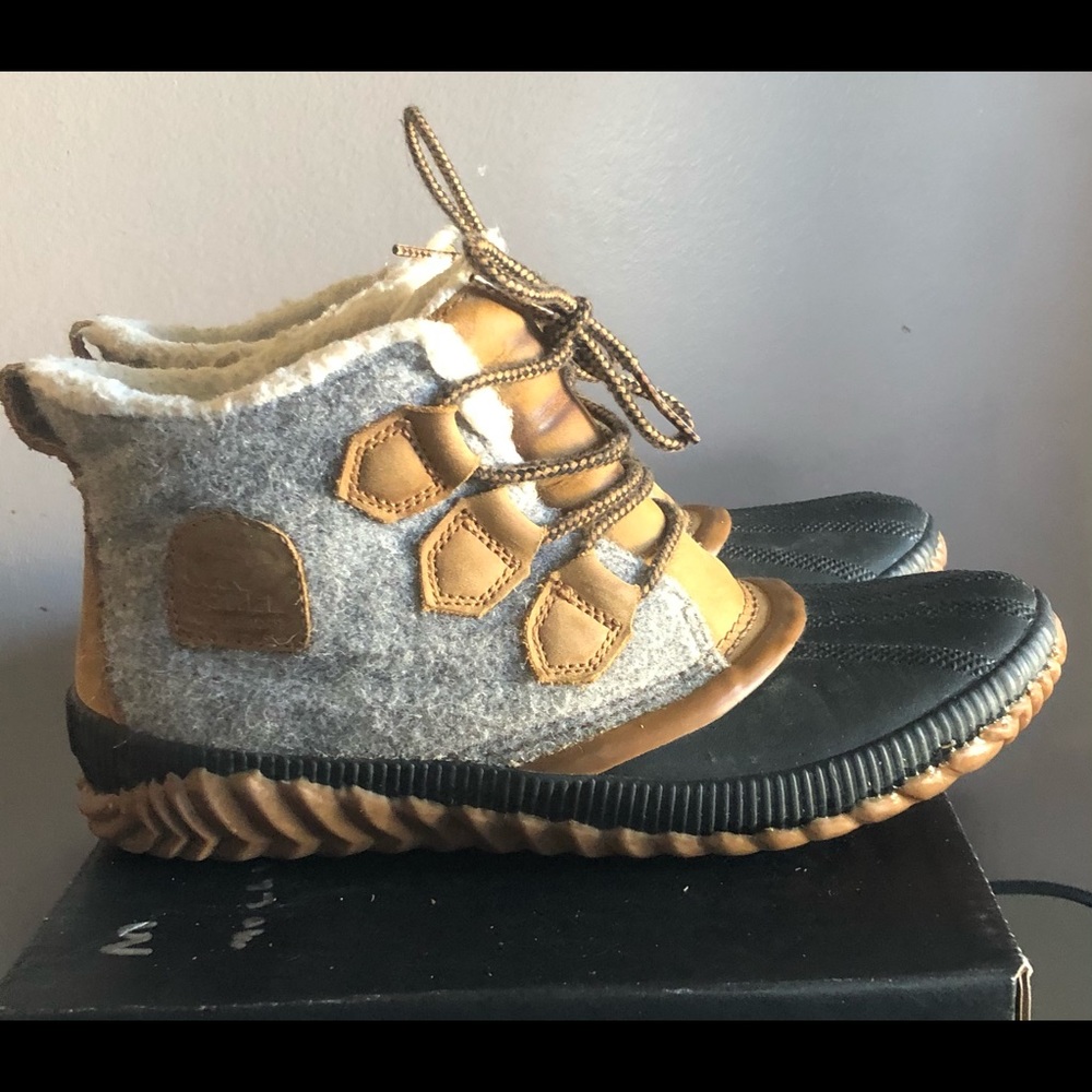 Sorel Out n About Plus Sz 8.5 with box